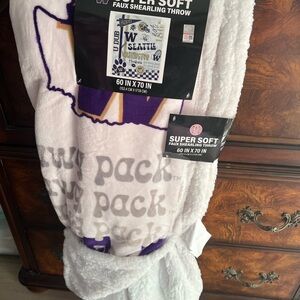 Washington Huskies Faux Shearling Throw Blanket - White and Purple